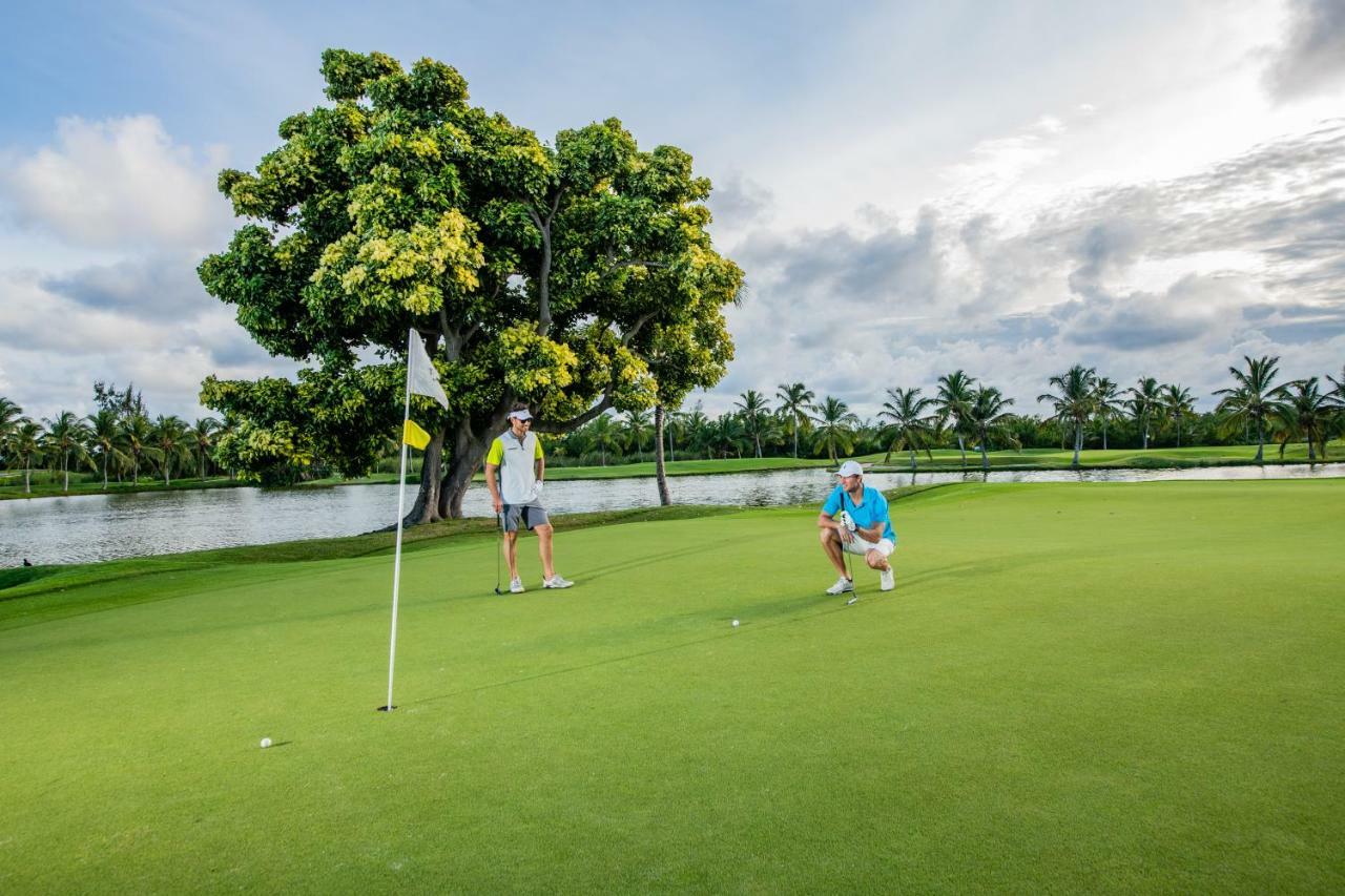 Barceló Bávaro Beach - Adults Only All Inclusive Punta Cana Esterno foto Golfers on the green of the 18th hole at the Ocean Club